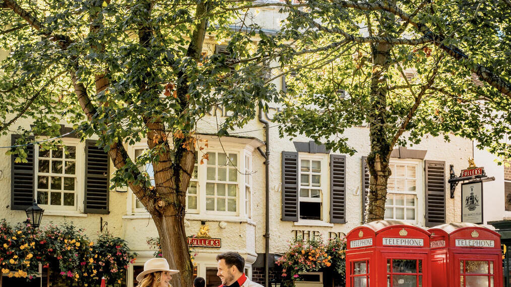 Ein Paar geht Hand in Hand über eine Straße