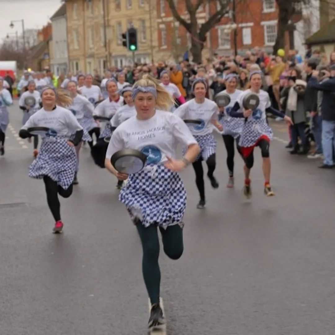 Personnes participant à la course aux crêpes d'Olney