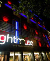 Exterior del centro artístico y de entretenimiento Lighthouse en Poole, Dorset.