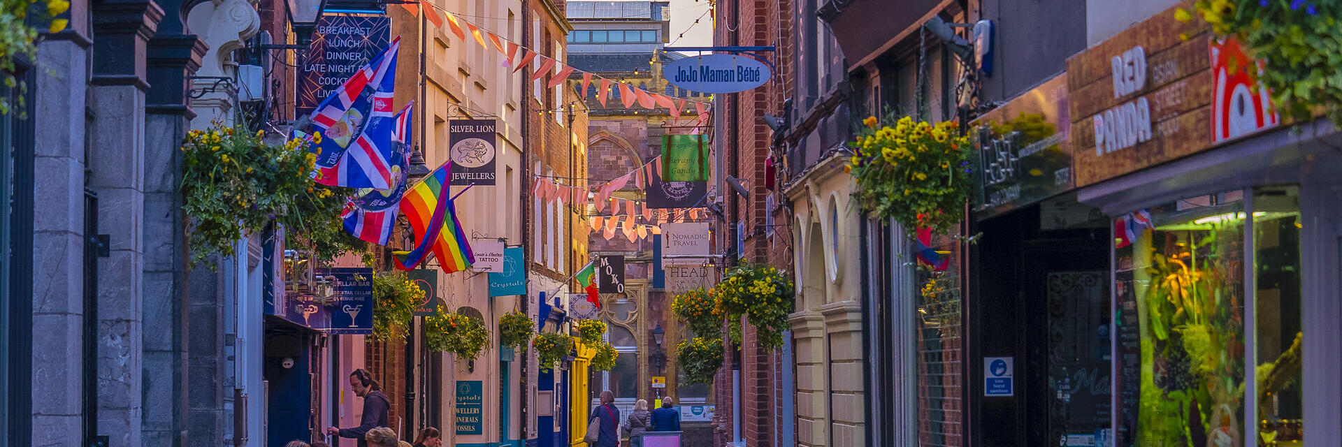 Vue d'une rue commerçante dans une ville