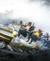 Persone sulle montagne russe Icon al Blackpool Pleasure Beach.