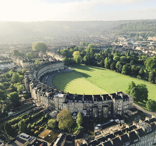 Vista aerea di un edificio a forma di mezzaluna circondato dall'erba