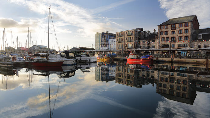 Hafen mit Booten, Geschäften und Cafés