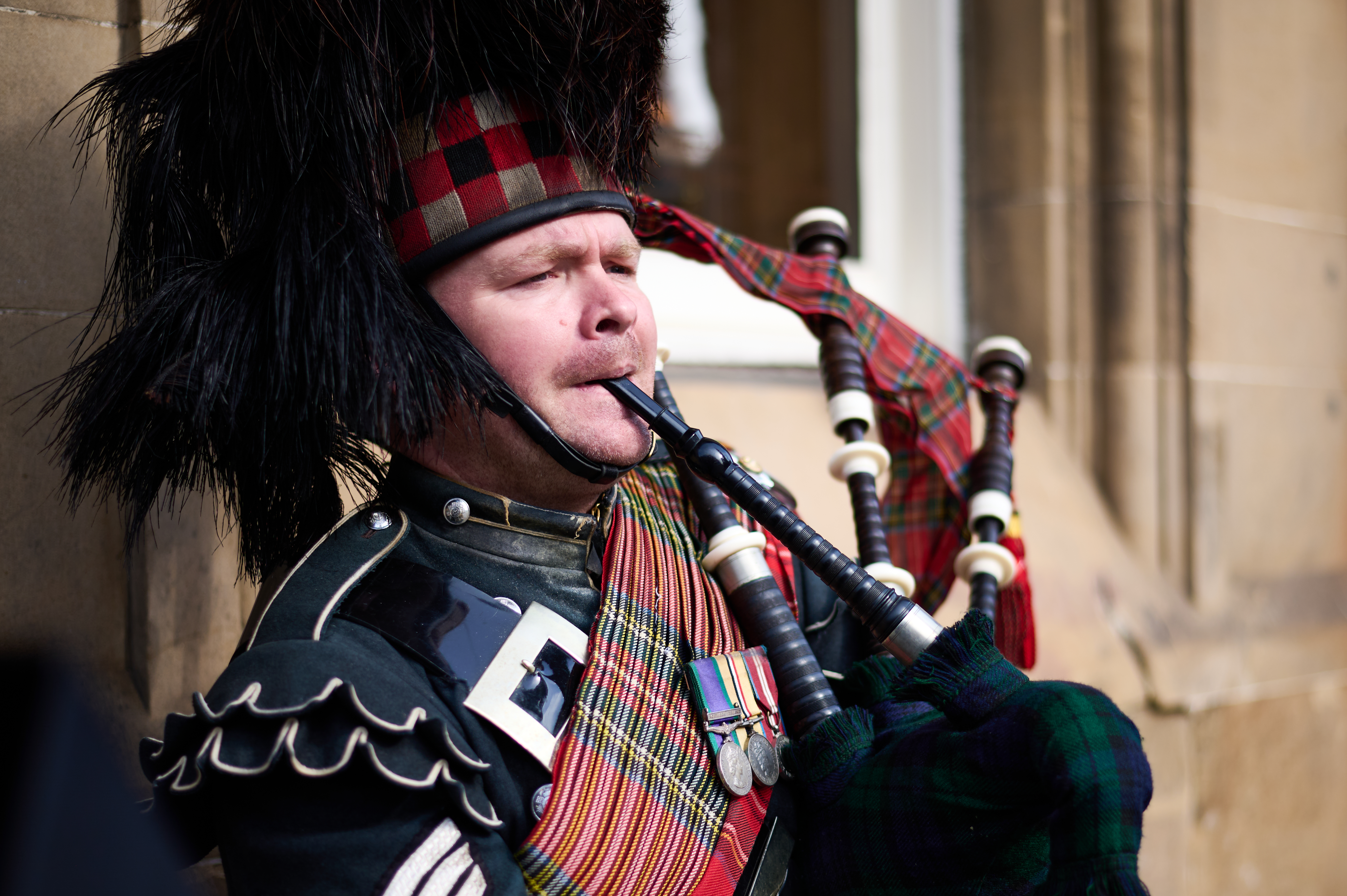 Schottischer Dudelsackspieler spielt auf seinem Dudelsack