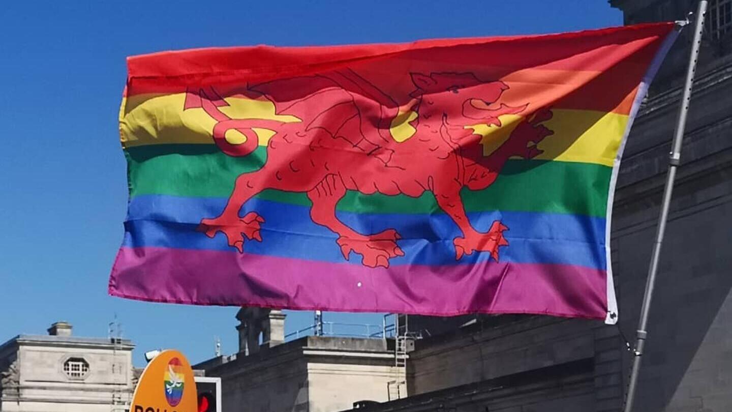 Una bandera ondeando en el Pride Cymru (Orgullo de Gales) de Cardiff