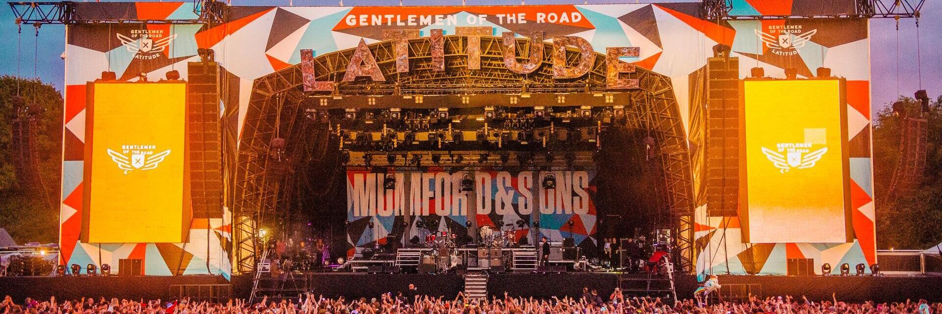 Mumford & Sons actuando en el escenario principal del Latitude Festival
