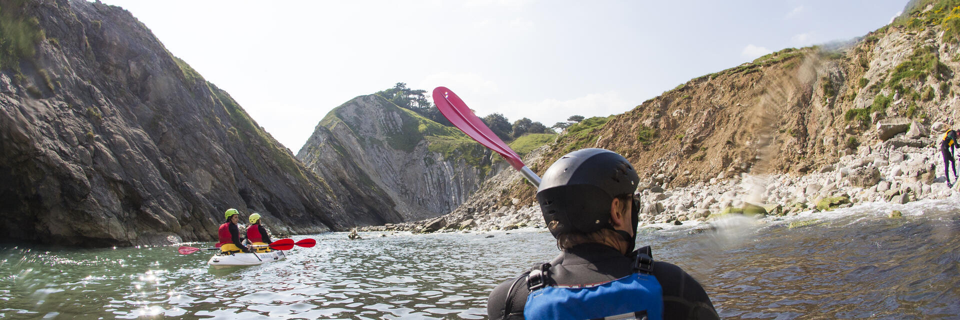 Persone che fanno kayak lungo le rive della costa