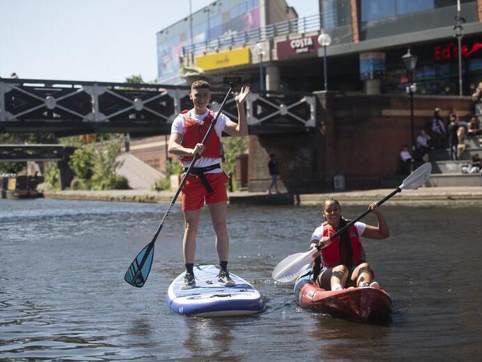 Deux hommes faisant du kayak sur le canal qui traverse le centre de Birmingham