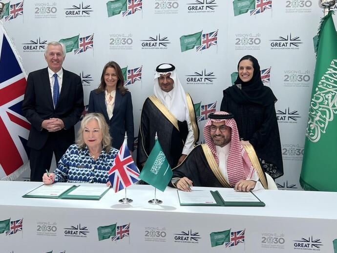 El presidente de VisitBritain, Nick de Bois; la secretaria de Cultura del Reino Unido, Lucy Frazer, diputada; Su Excelencia el ministro de Turismo, Ahmed Al-Khateeb; y Su Alteza la viceministra de Turismo, la princesa Haifa Al Saud, asisten a la firma de una declaración de intenciones entre VisitBritain y la Autoridad de Turismo de Arabia Saudí en GREAT Futures.