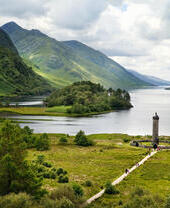 Monumento de Glenfinnan en la cabecera del lago Shiel, Lochaber.