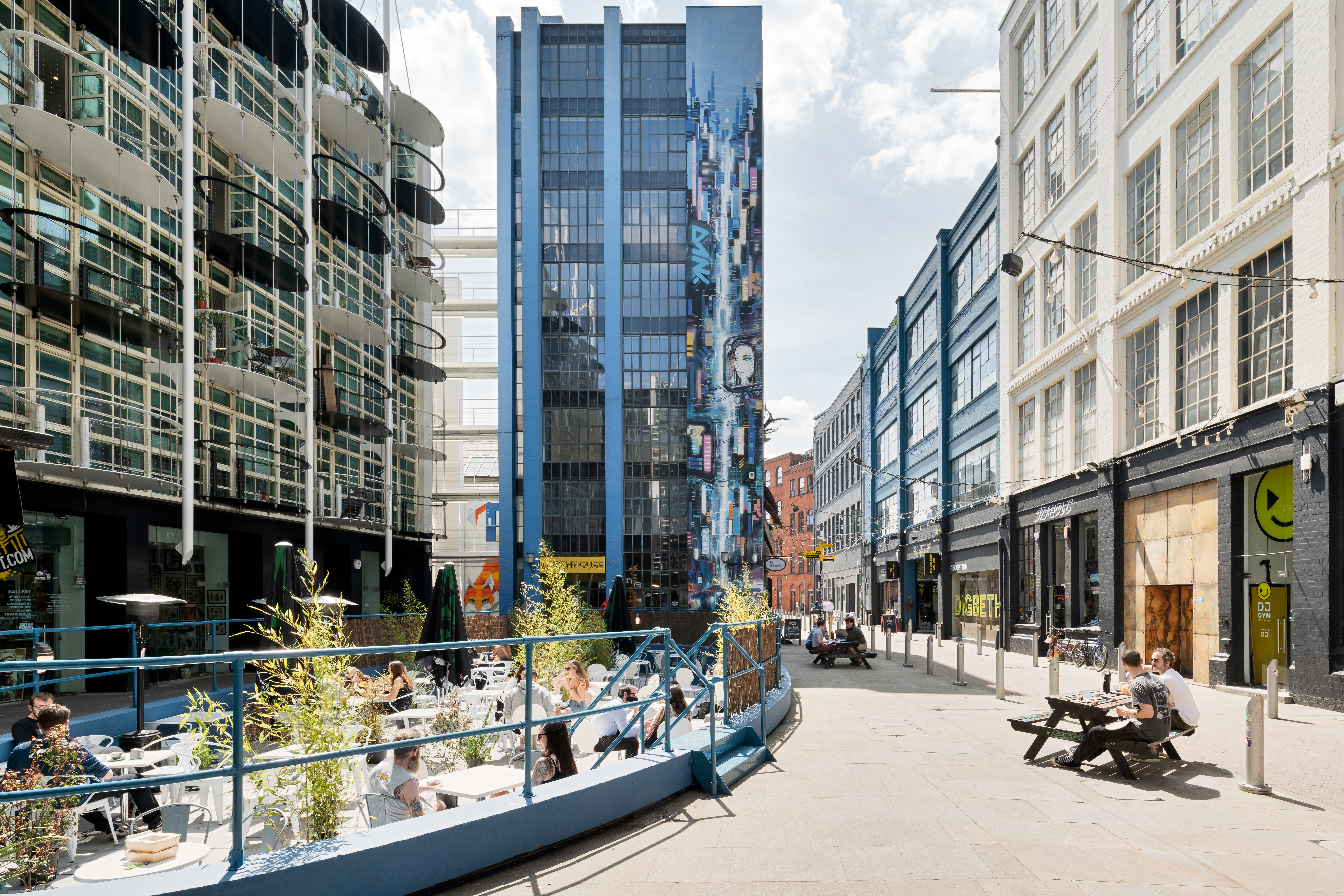 Menschen sitzen im Digbeth Estate, Birmingham