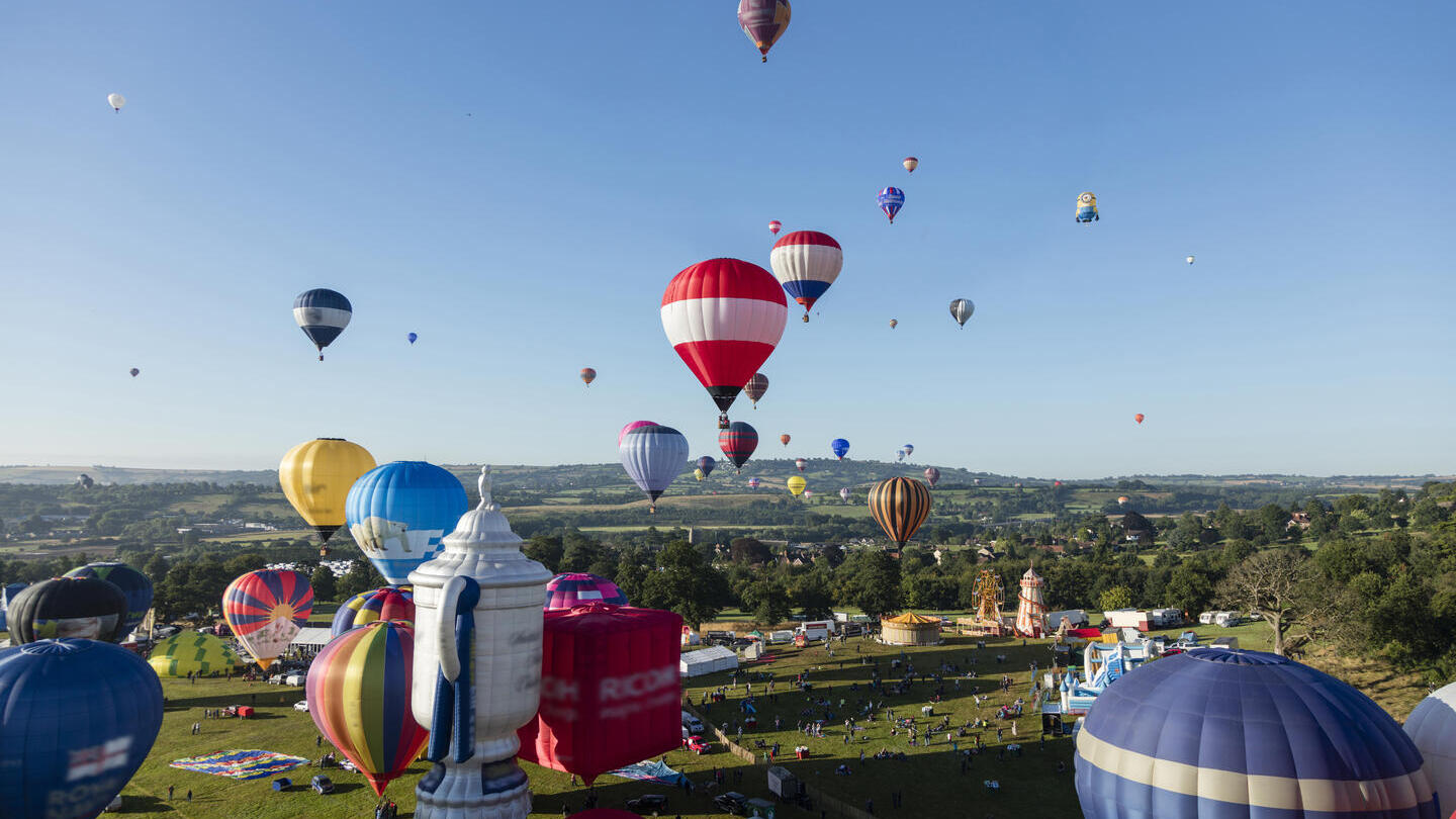 Mongolfiere che si librano nel cielo sopra Bristol, International Balloon Fiesta