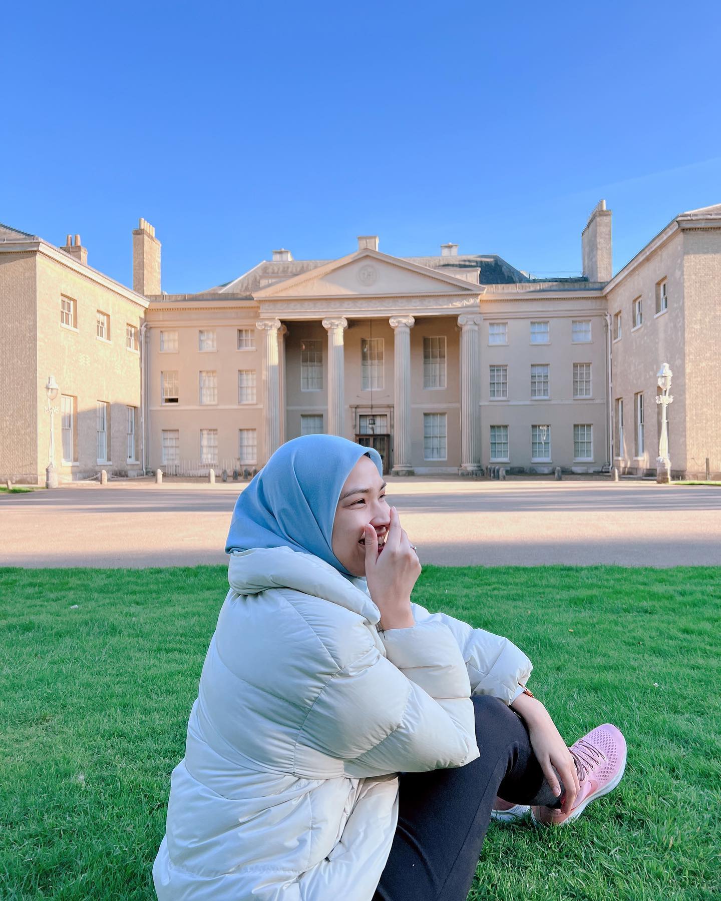 Frau mit Kopftuch vor Kenwood House
