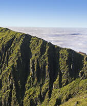 Un chemin de fer de montagne pittoresque, la crête finale avec des nuages en arrière-plan.