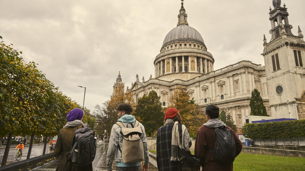 Vier Personen stehen vor einer Kathedrale