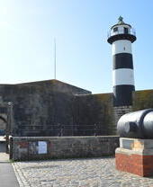 Un faro e un cannone nei terreni di un antico castello
