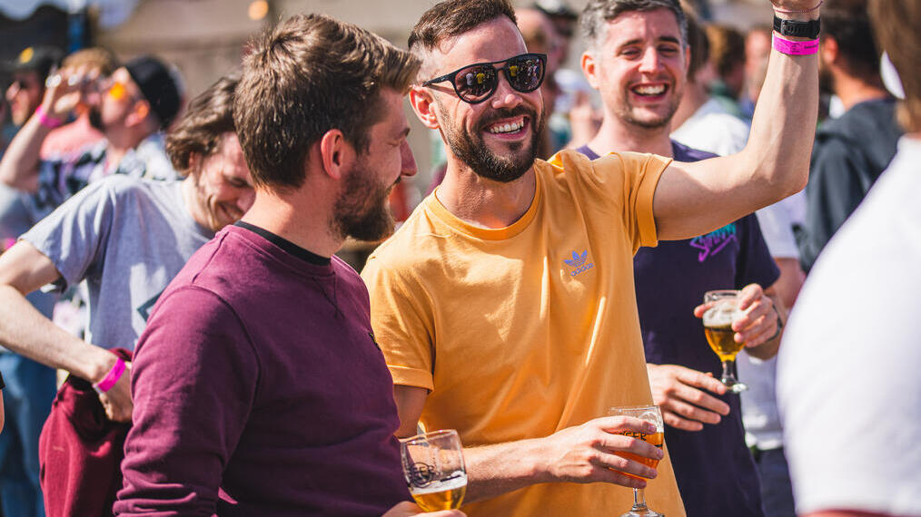 Un grupo de personas disfrutando de unas copas en el Bristol Craft Beer Festival