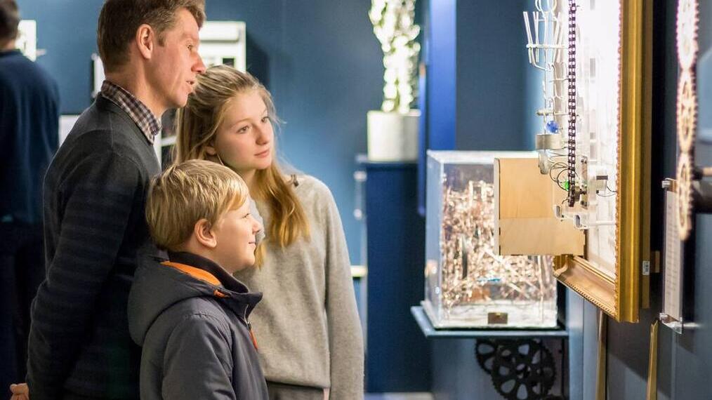 Una familia visitando el Museo MAD, Stratford-upon-Avon