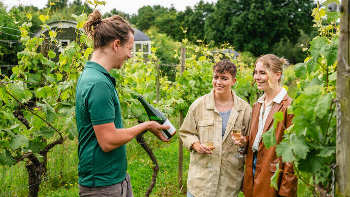 Due donne si godono una visita guidata al vigneto e un'esperienza di degustazione di vini