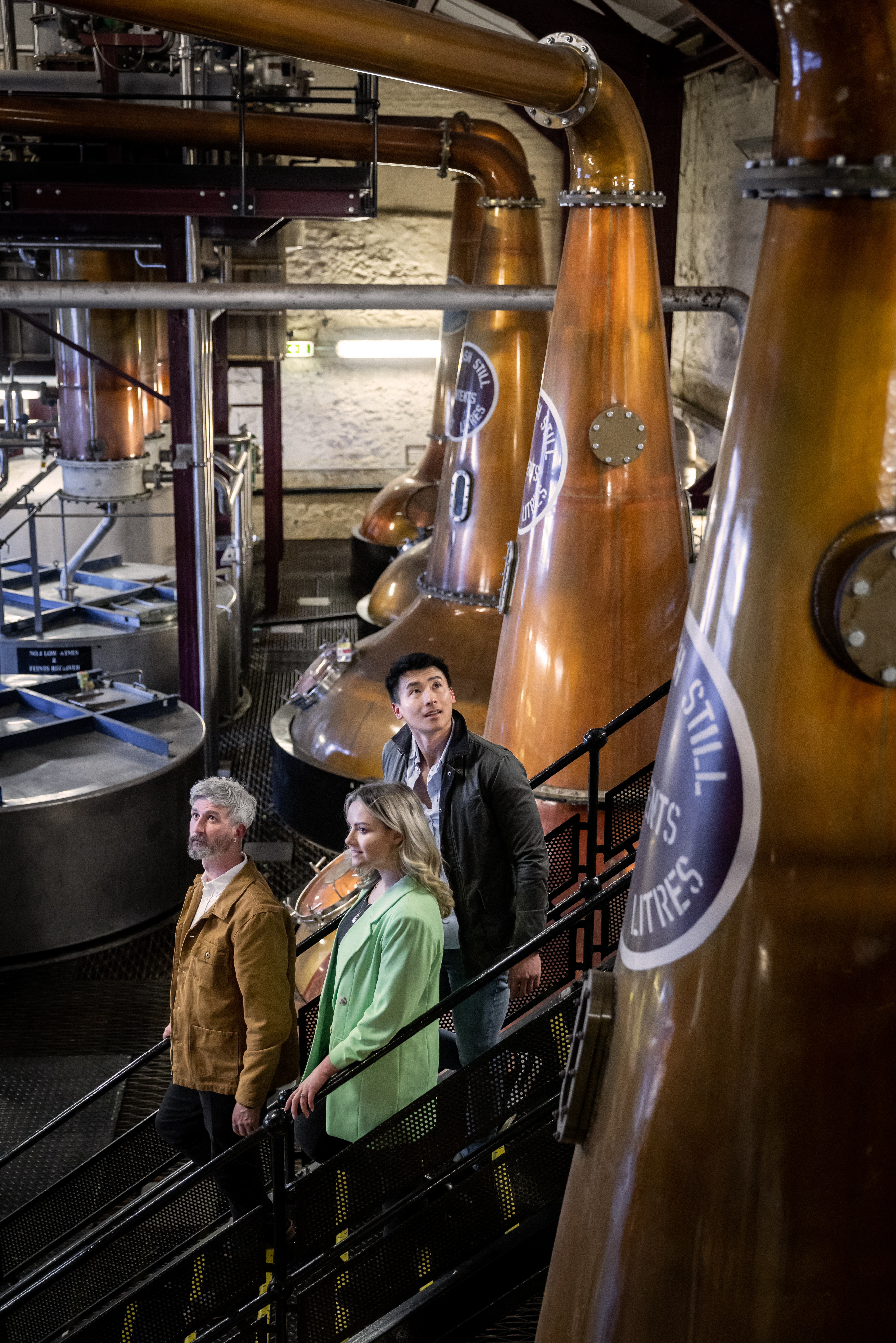 Besucher einer Whisky-Brennerei