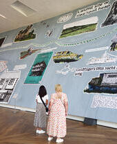 Dos mujeres mirando una exposición de arte en Firstsite