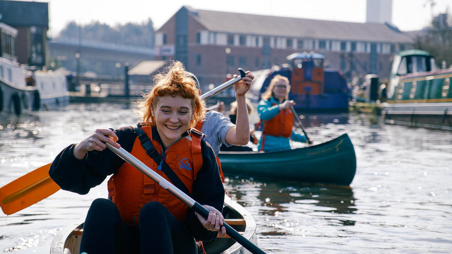 Tres personas remando por el río Don en Sheffield