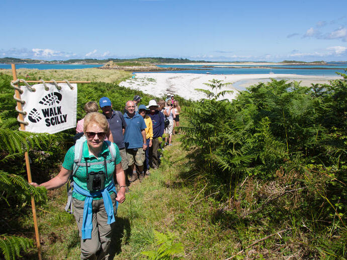 Gruppo di persone che esplora le Isole Scilly
