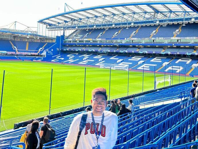 Una persona de pie frente al campo durante una visita al estadio de Stamford Bridge, sede del Chelsea Football Club