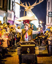 Gente alineada a ambos lados de la calle viendo el Winter Droving