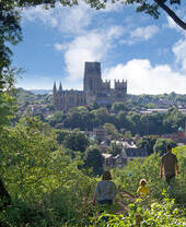 Famille marchant au sommet d'une colline surplombant la cathédrale de Durham