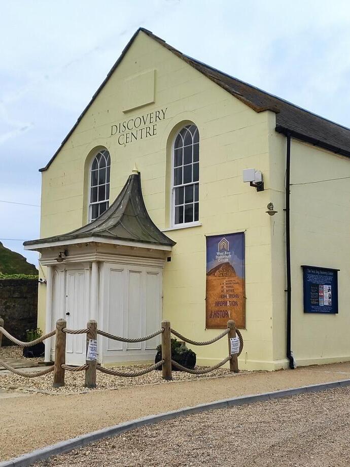 Außenansicht des West Bay Discovery Centre in Dorset, einer umgebauten Kapelle, von der Straße aus