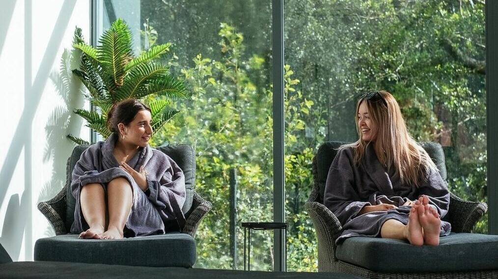 Dos mujeres relajándose en el Wave Garden Spa, en el norte de Gales