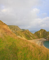 Couple marchant au sommet d'une falaise dans le Dorset