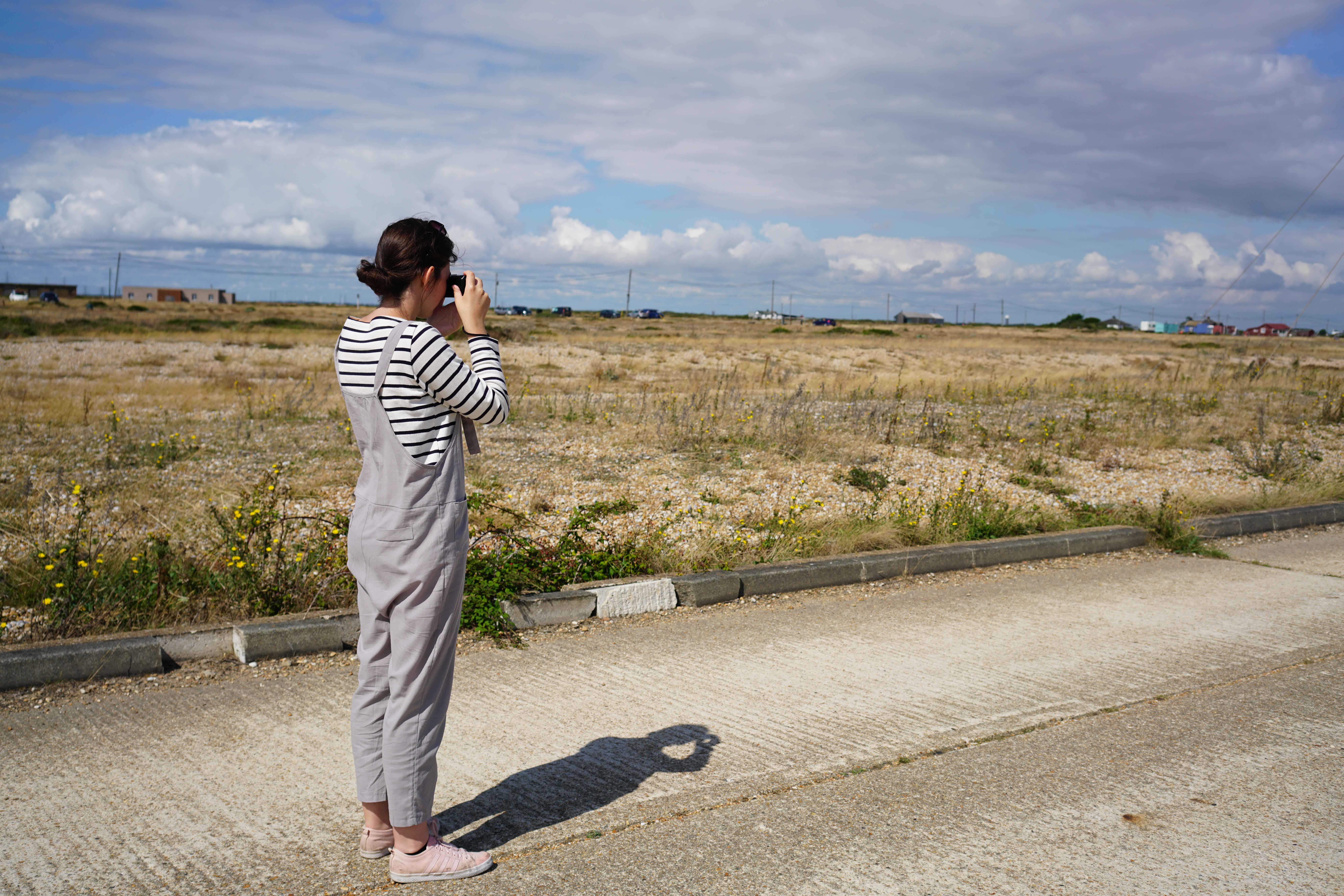 Una fotógrafa en el paisaje de Dungeness.