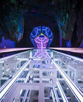 Eine Kunstausstellung in Wake The Tiger, einem neuen Kunst-Themenpark in Bristol