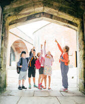 Grupo de niños visitando un castillo