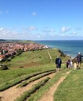 Un groupe de personnes marchant le long de la côte près de Sheringham
