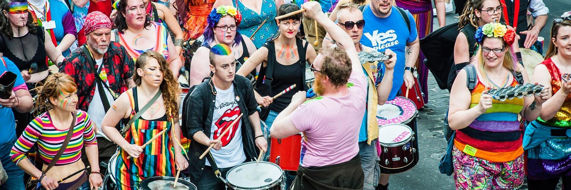 Folla al Pride di Edimburgo