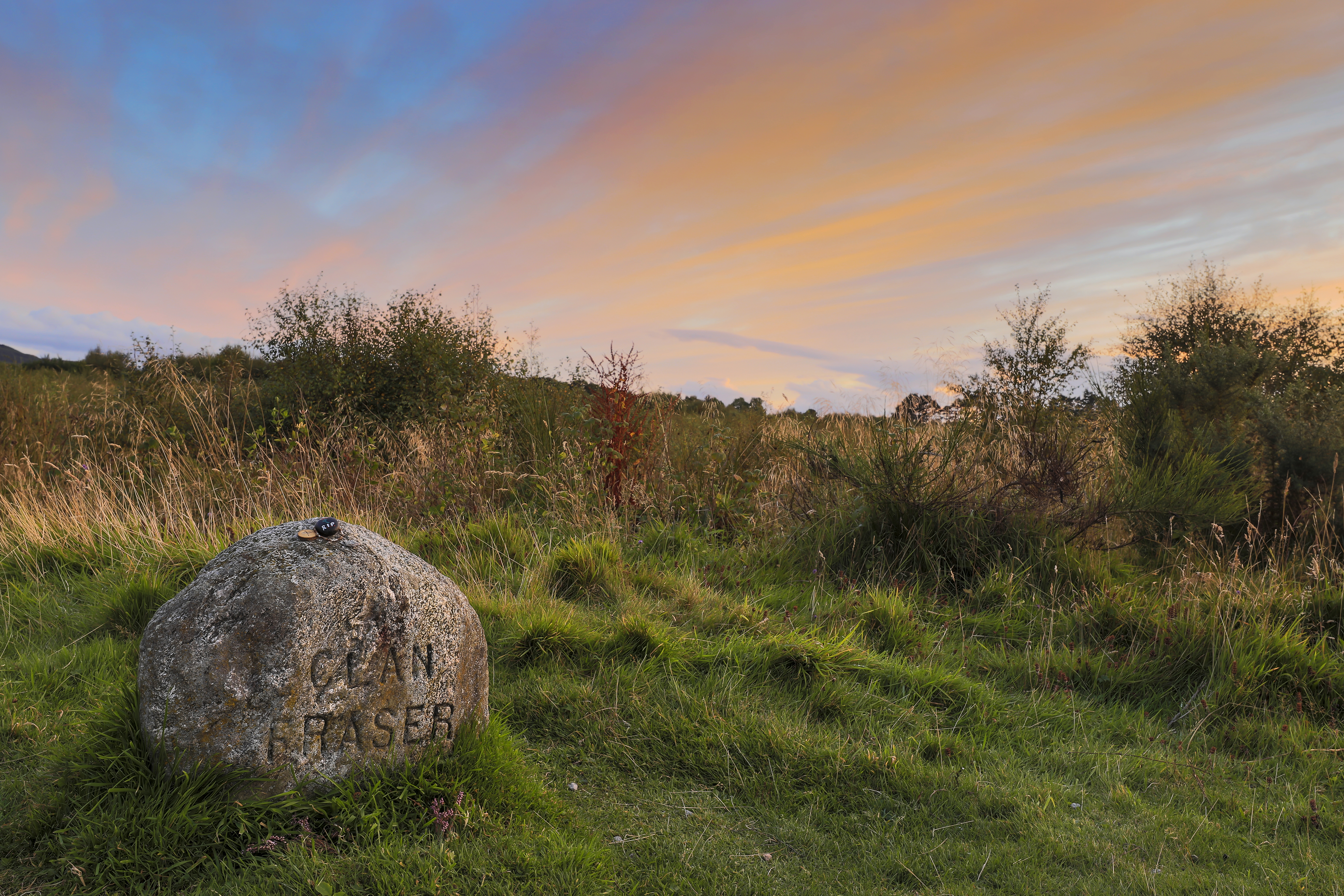Offenes Feld mit einem Grabstein mit der Aufschrift: Clan Fraser