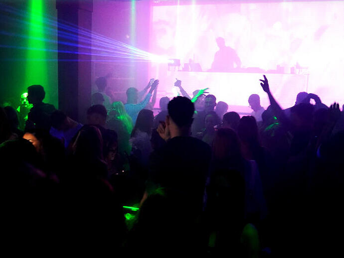 Eine ausgelassene Menge bei einer Clubnacht im Powerhouse in Newcastle