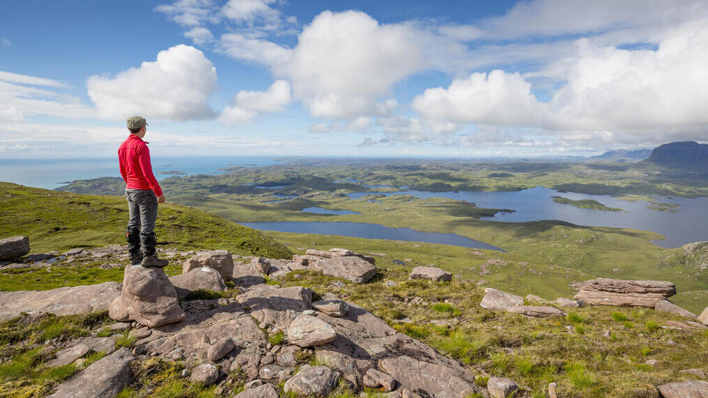 Homme admirant le paysage depuis le sommet d'une colline
