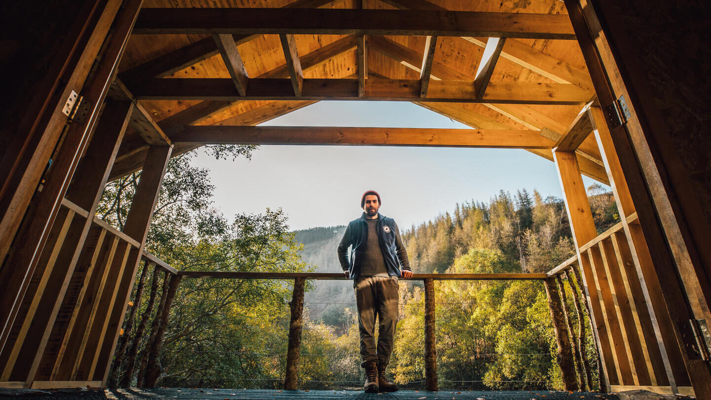 رجل يقف في مبنى خشبي، بيمبروكشاير، ويلز