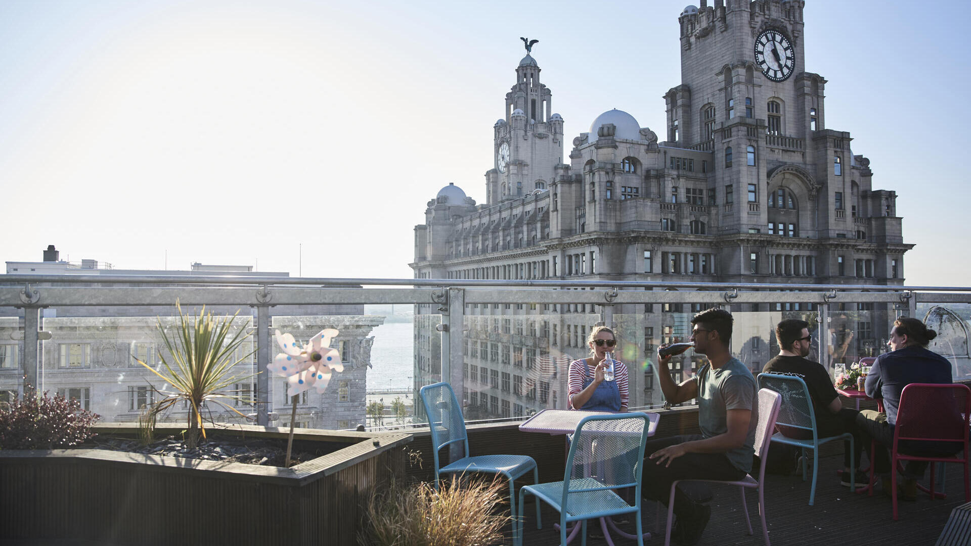 Gente bebiendo en la terraza de un restaurante con vistas a la ciudad