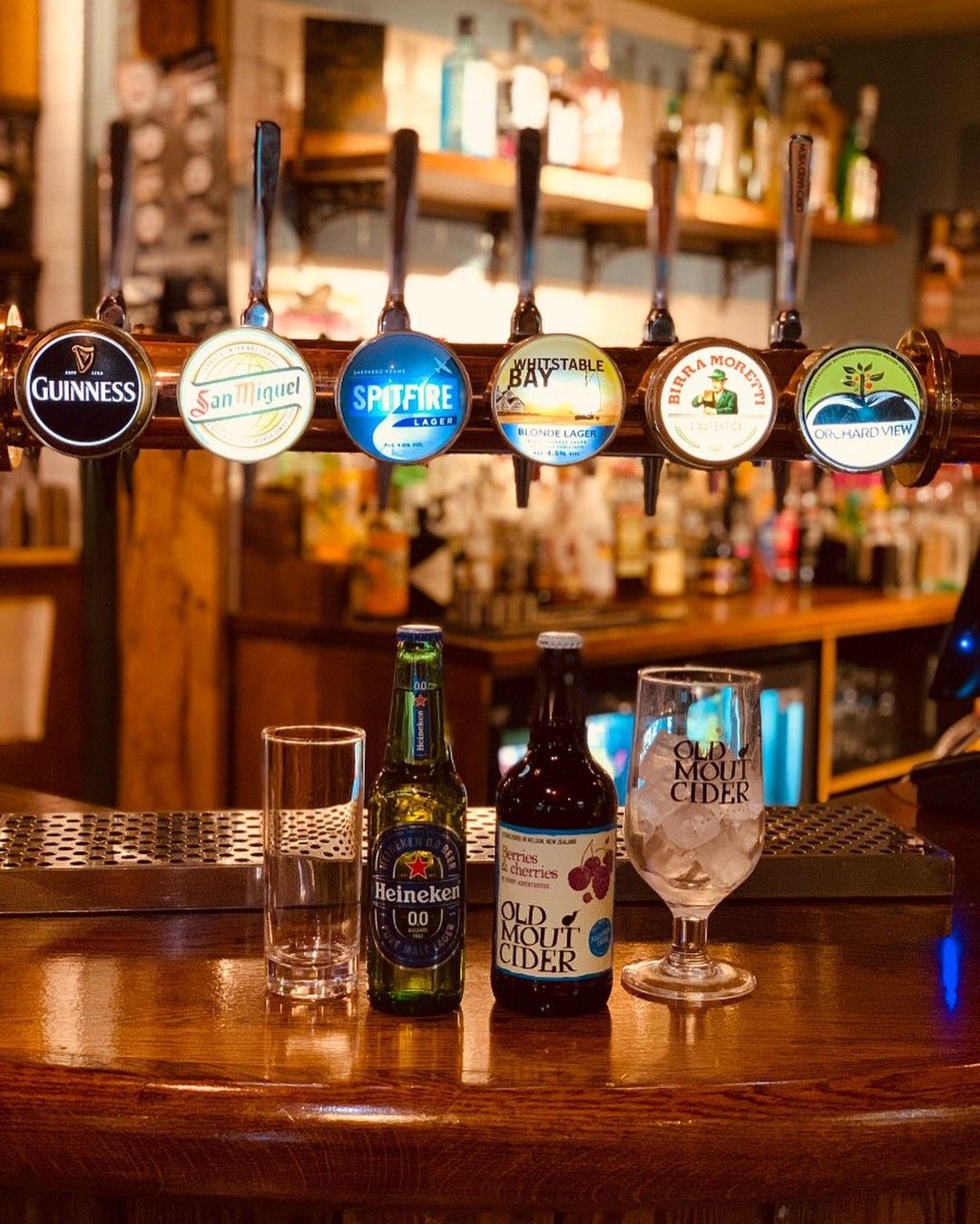 Bebidas expuestas en la barra de un pub