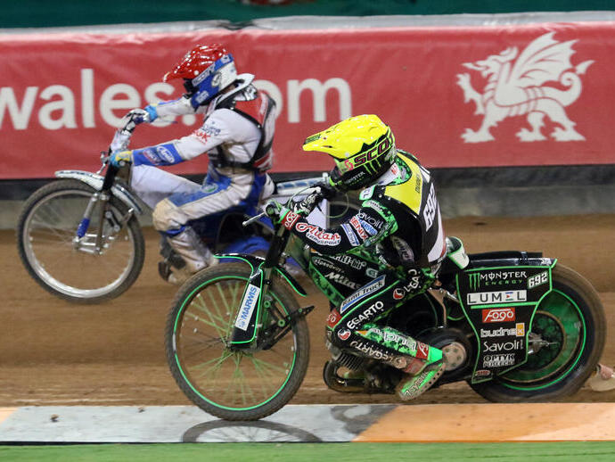 Deux motards en pleine course sur le circuit Cardiff Speedway