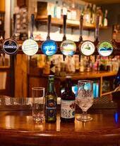 Bevande esposte sul bancone di un pub