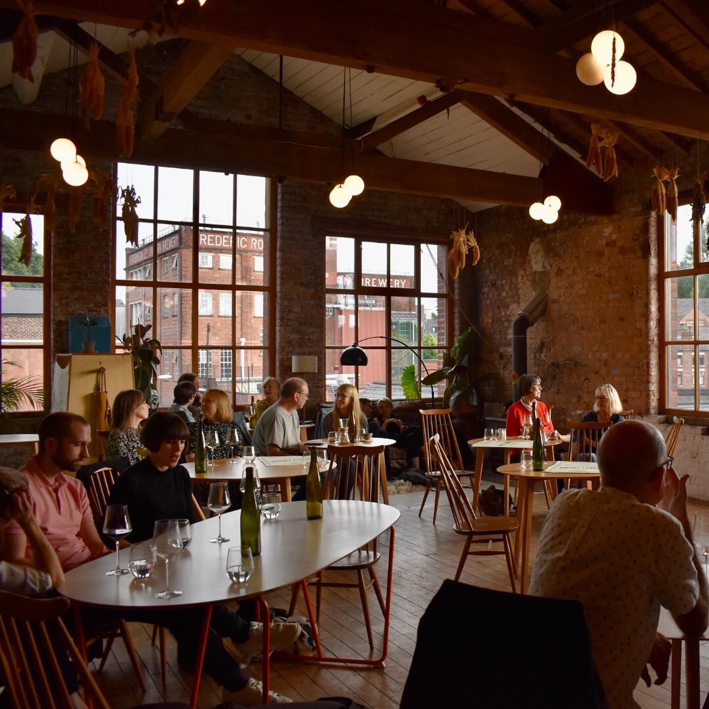 Persone sedute che si godono un bicchiere di vino al ristorante Where The Light Gets In