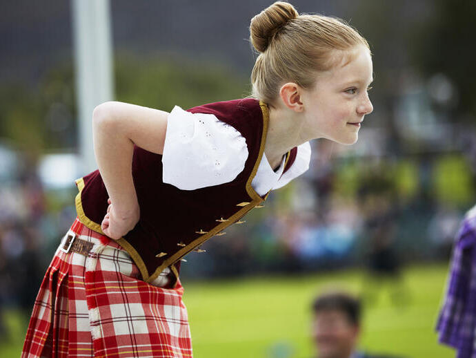 Kind met een kilt dat voorover leunt