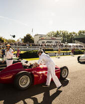 Oldtimer an der Startlinie einer Rennstrecke
