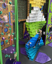 Instalación de escalada indoor con gente entrenando